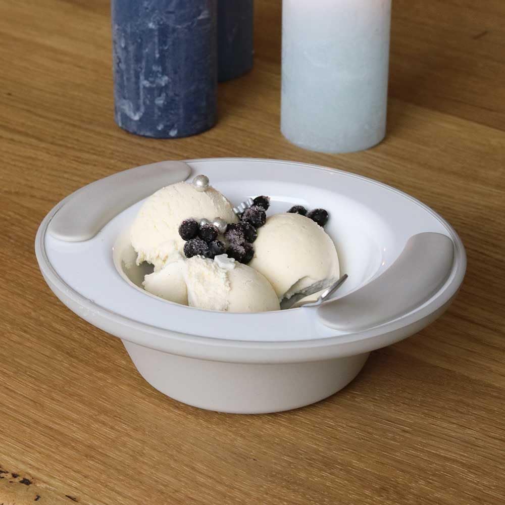 Weiße ORNAMIN Thermoschale 203 mit grauen Griffen, gefüllt mit Eiscreme und Beeren.