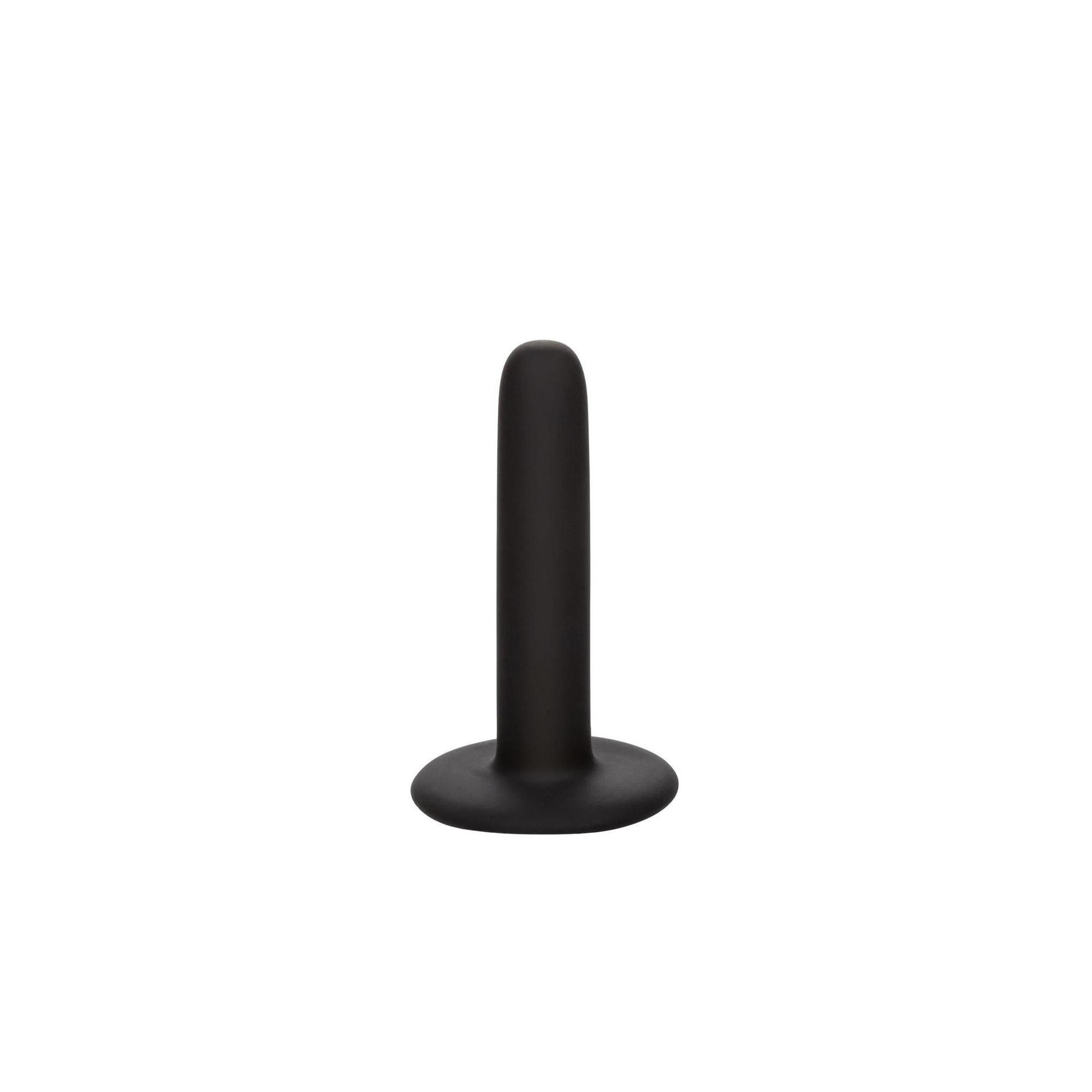 Schwarzer Dildo mit abgerundeter Spitze und breiter Basis. Teil des CalExotics Boundless Pegging Kits.