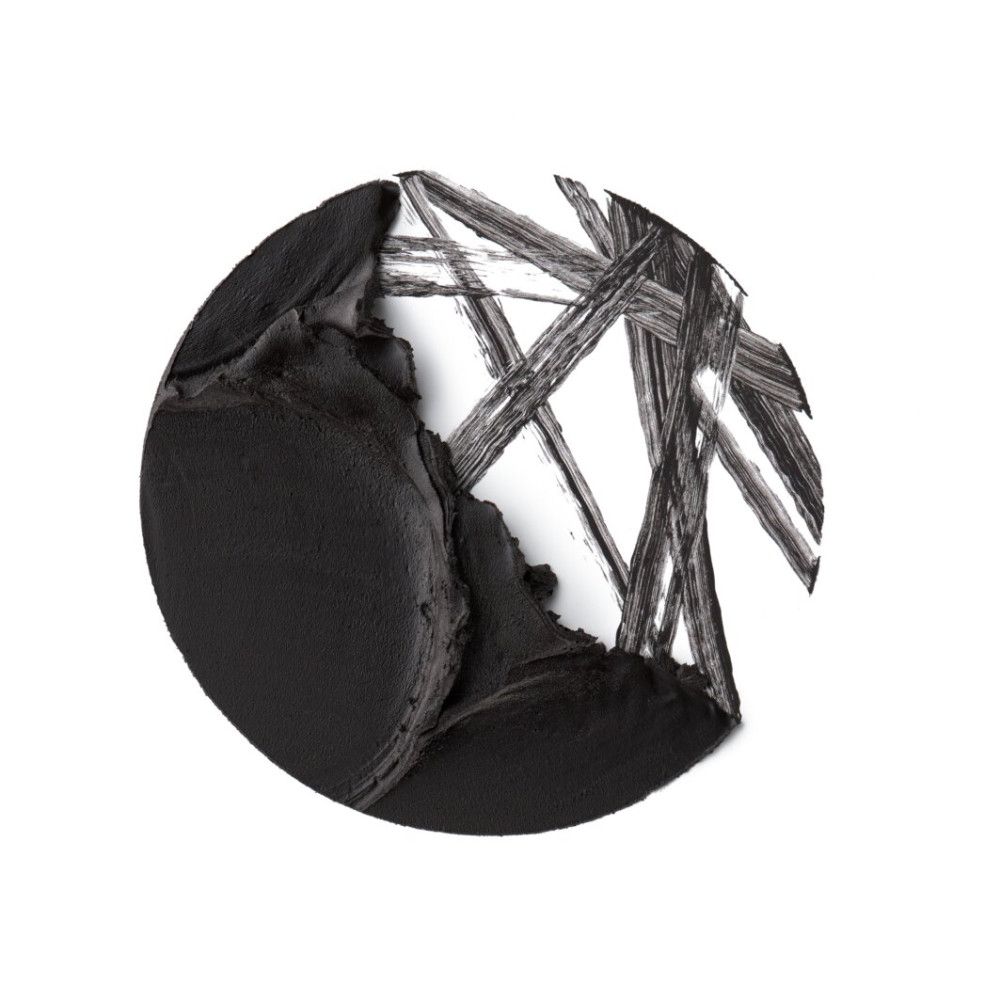 Kreisförmige Nahaufnahme von schwarzem Eyeliner-Gel. Einige Striche sind auf weißem Hintergrund zu sehen. Gel ist teilweise abgetragen.