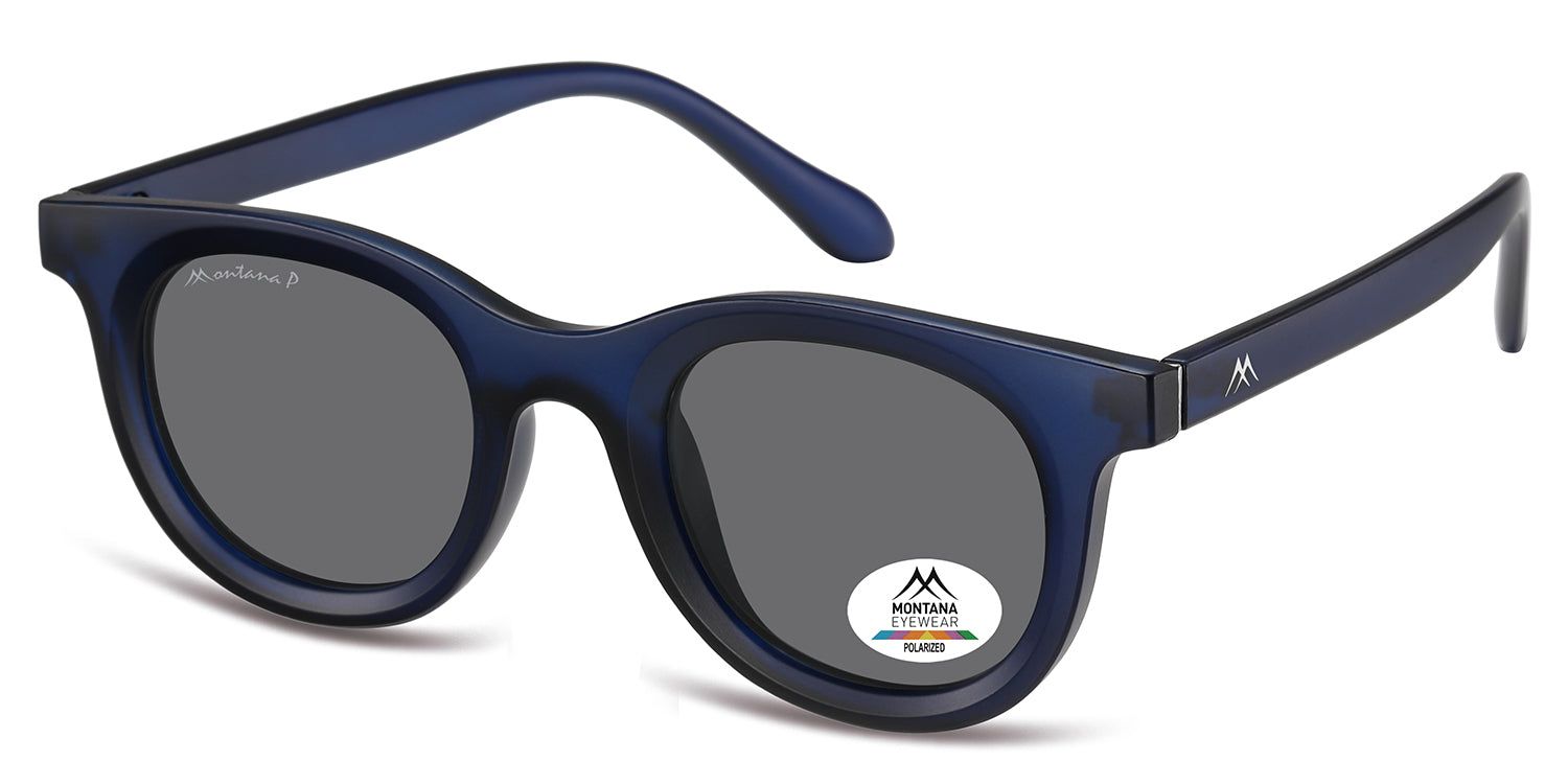 Blaue Sonnenbrille, schräg von vorne. Graue Gläser. Montana Eyewear Logo auf dem Rahmen und den Gläsern. Polarisiert.