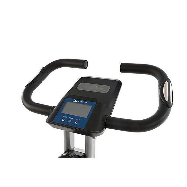 Oberteil des Heimtrainers. Schwarze Griffe, Display mit Tasten. Marke XTERRA sichtbar.