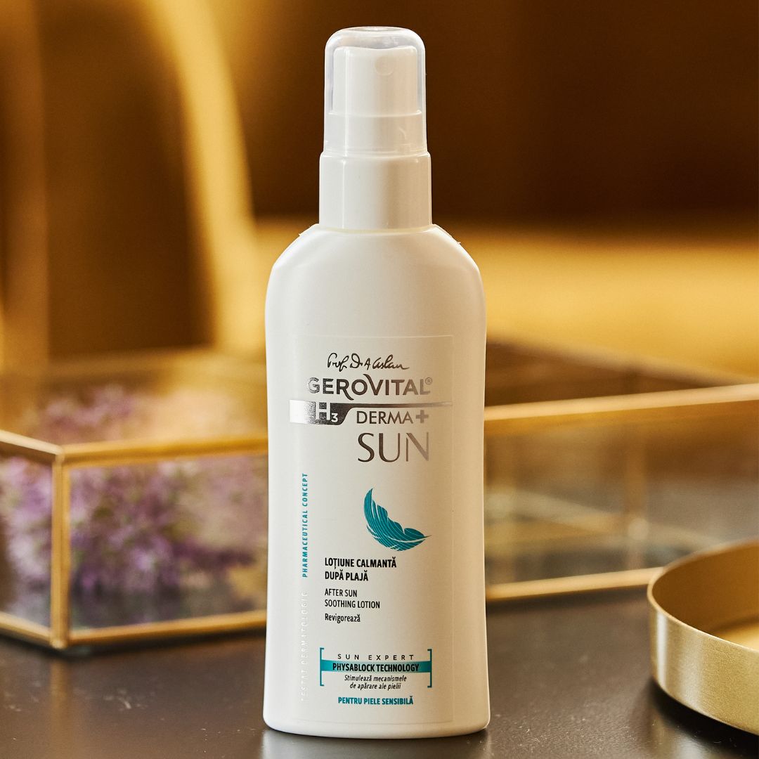 Weiße Flasche mit Sprühkopf. Aufschrift: Gerovital H3 Derma+ Sun. Text: After Sun Soothing Lotion. Auf Tisch.