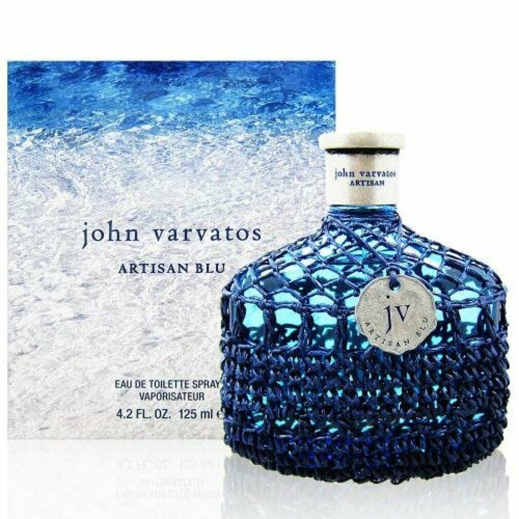 Blaues Parfümflakon mit geflochtener Hülle und Etikett. Aufschrift: John Varvatos Artisan Blu. Verpackung mit Wellenmuster.