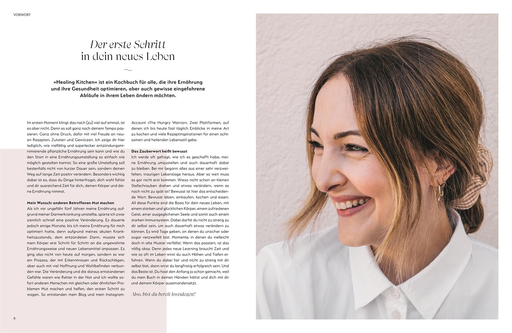 Buchseite mit Text und Foto einer Frau mit Blumen. Rosa Hintergrund.