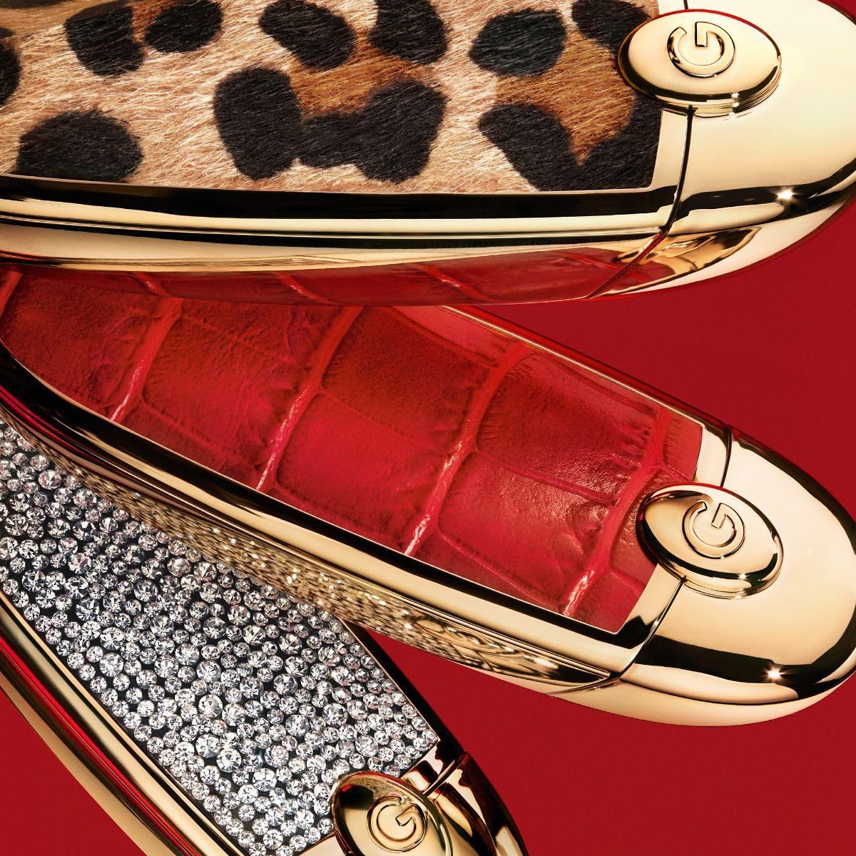 Drei Lippenstifthüllen mit verschiedenen Designs: Leopardenmuster, rotes Krokodilleder, Strass.