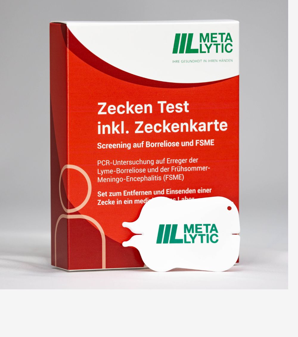 Rote Verpackung mit Text: Zecken Test inkl. Zeckenkarte. MetaLytic Logo. Zeckenkarte daneben.
