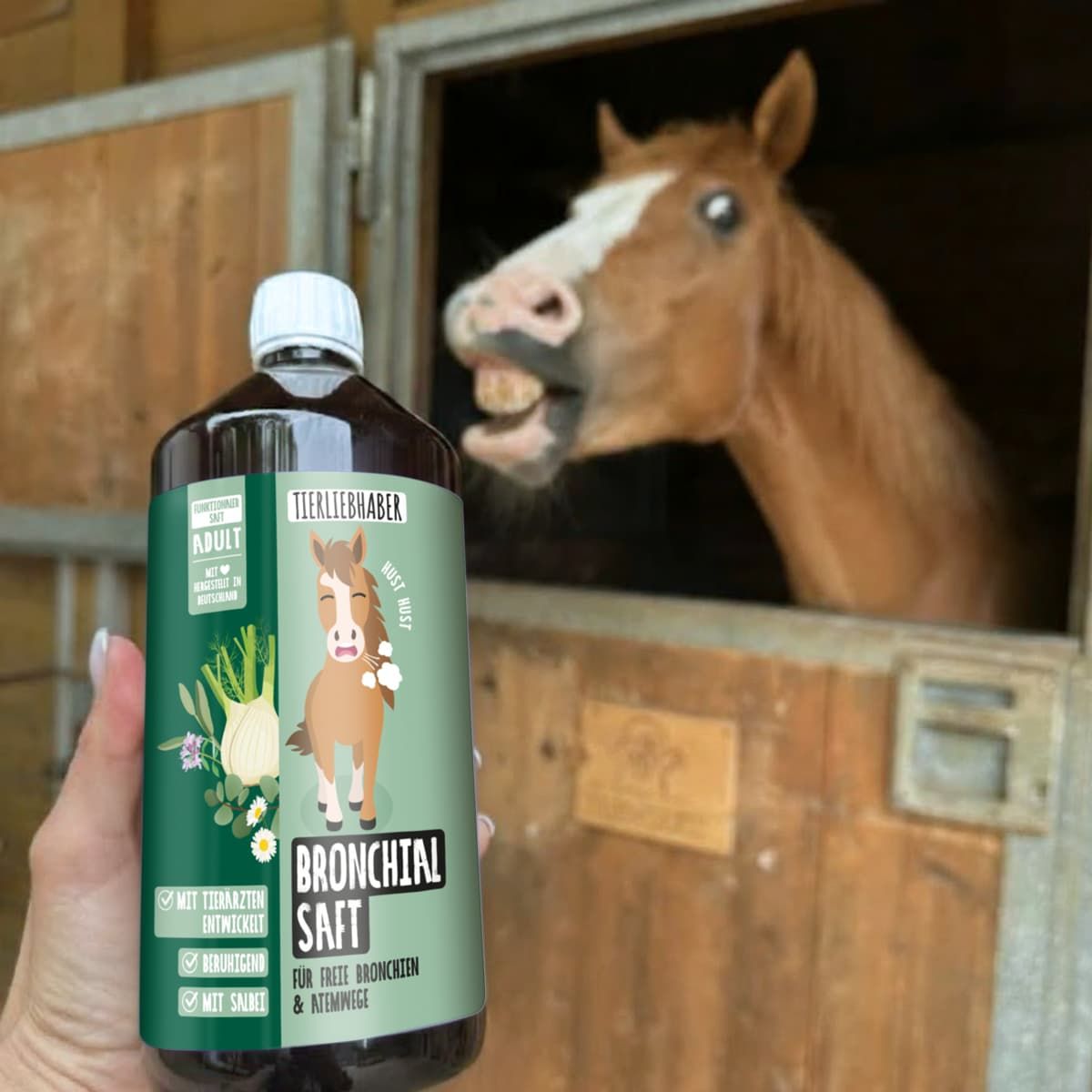 Produktflasche mit Etikett. Hand hält Flasche. Pferd im Hintergrund. Etikett mit Produktbezeichnung.