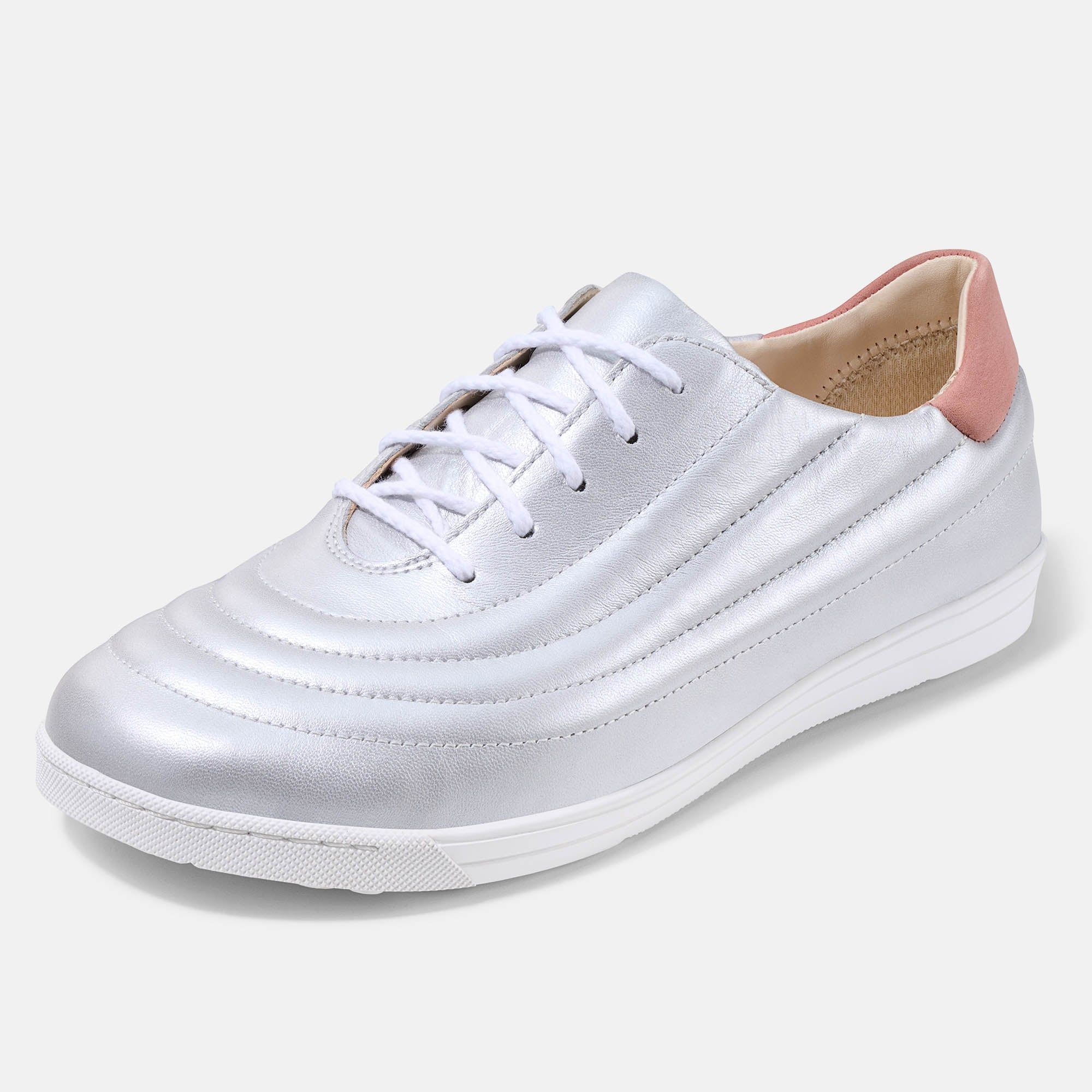Silberfarbener Damenschnürschuh mit weißer Sohle und Schnürsenkeln. Rosa Fersenkappe. Breite Passform.