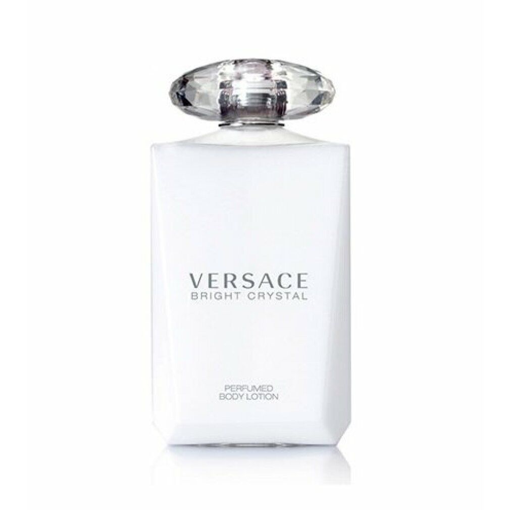 Weiße Flasche mit transparentem Deckel. Aufschrift: VERSACE BRIGHT CRYSTAL. PERFUMED BODY LOTION.