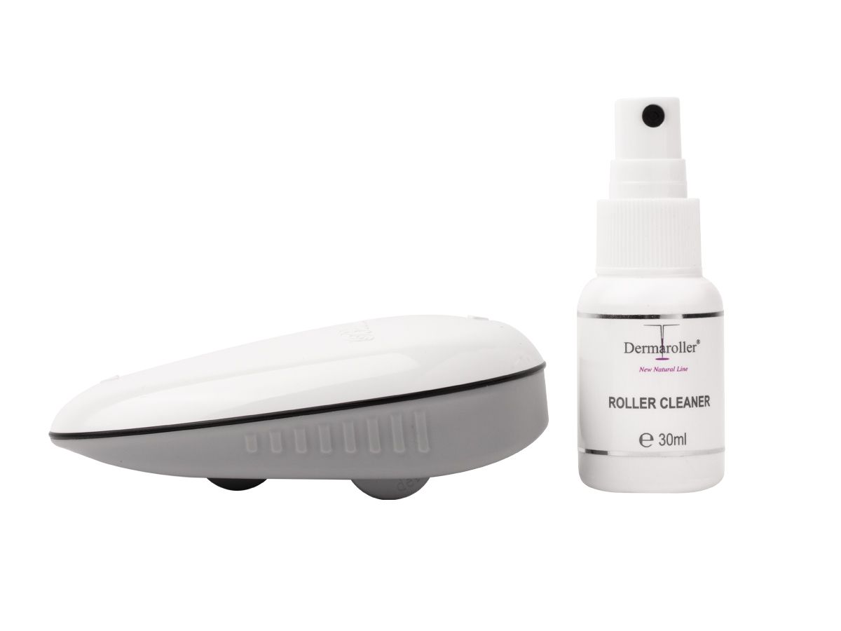 Graues und weißes Dermaroller-Set. Enthält einen Roller und eine Sprühflasche mit der Aufschrift "Roller Cleaner".