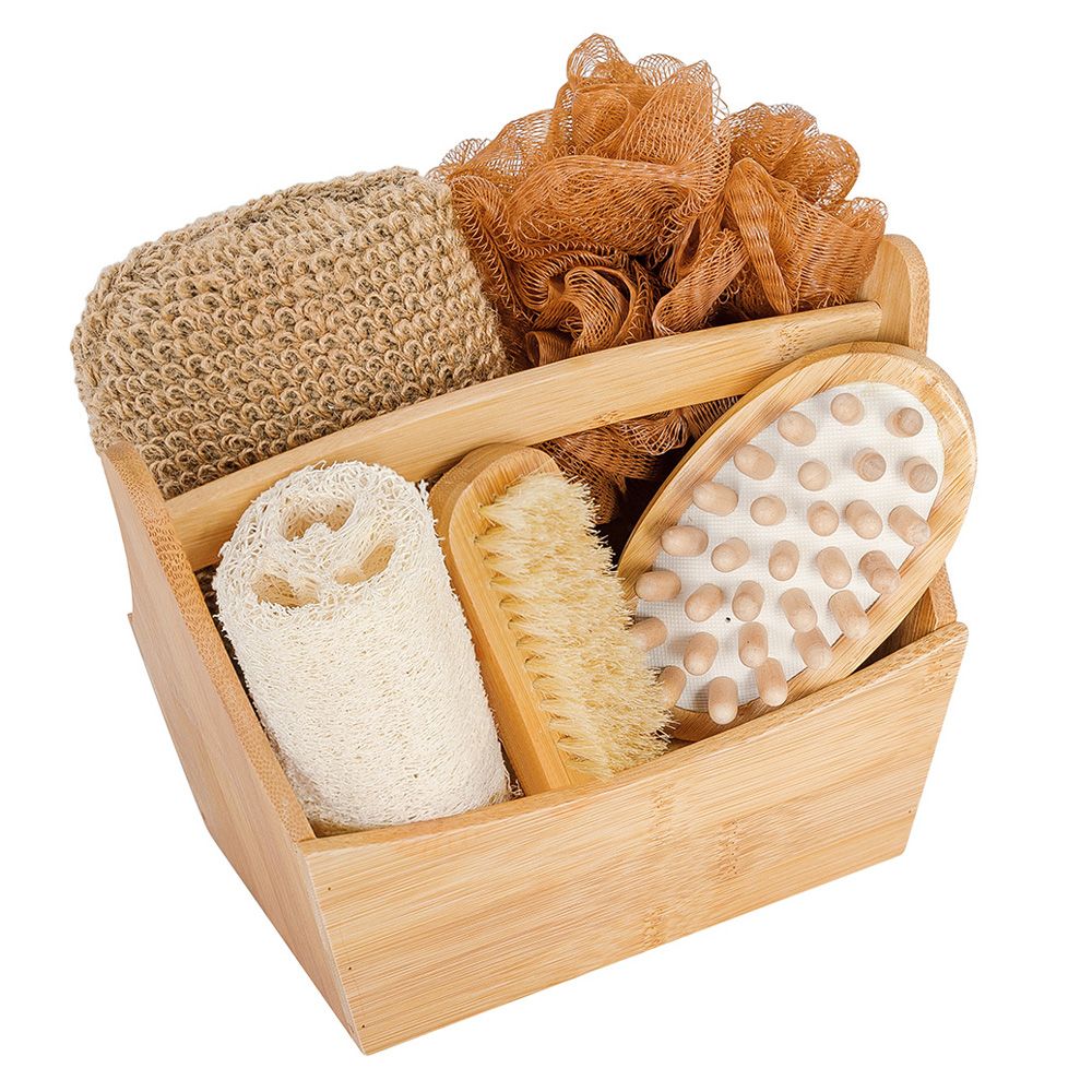 Bambus-Geschenkset mit sechs Wellness-Artikeln in Holzkiste: Schwamm, Luffa, Bürsten und Massagebürste.