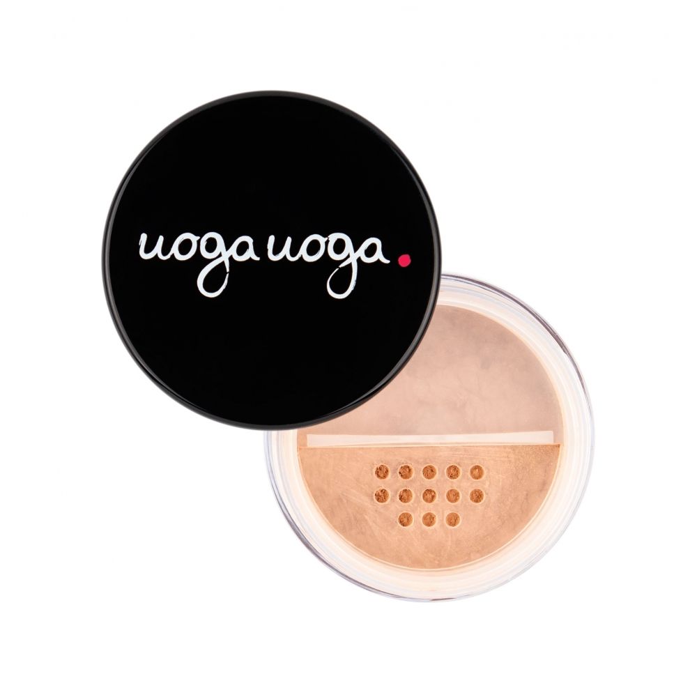 Offene Dose Mineral Foundation. Schwarzer Deckel mit weißem Schriftzug. Beige Puder mit Lochmuster. 