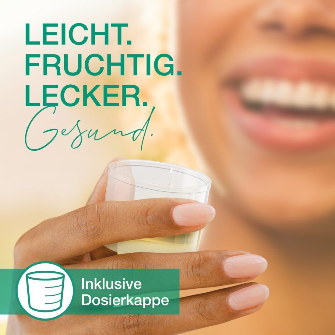 Hand hält einen Messbecher mit Flüssigkeit. Text: Leicht. Fruchtig. Lecker. Gesund. Inklusive Dosierkappe.
