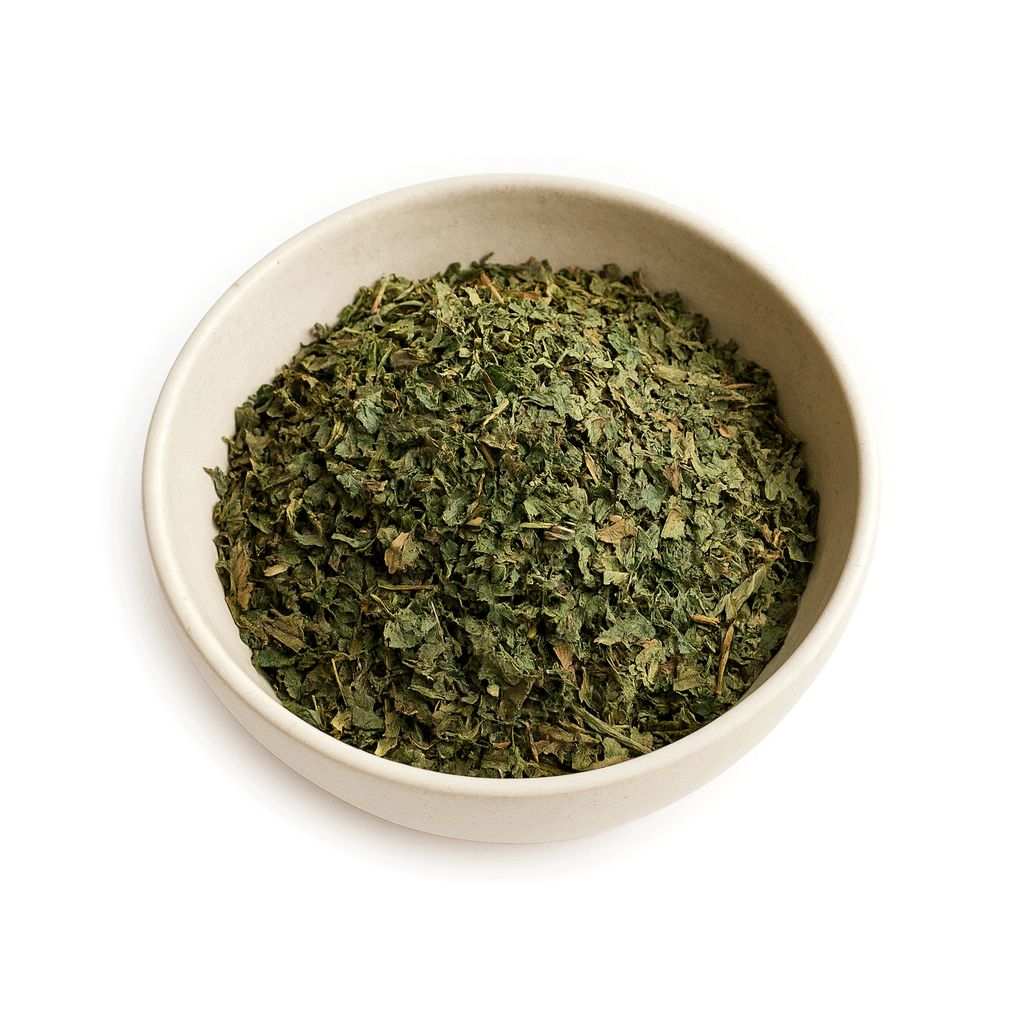 Helle Schale gefüllt mit getrockneten, grünen Blättern. Draufsicht, isoliert auf weißem Hintergrund.