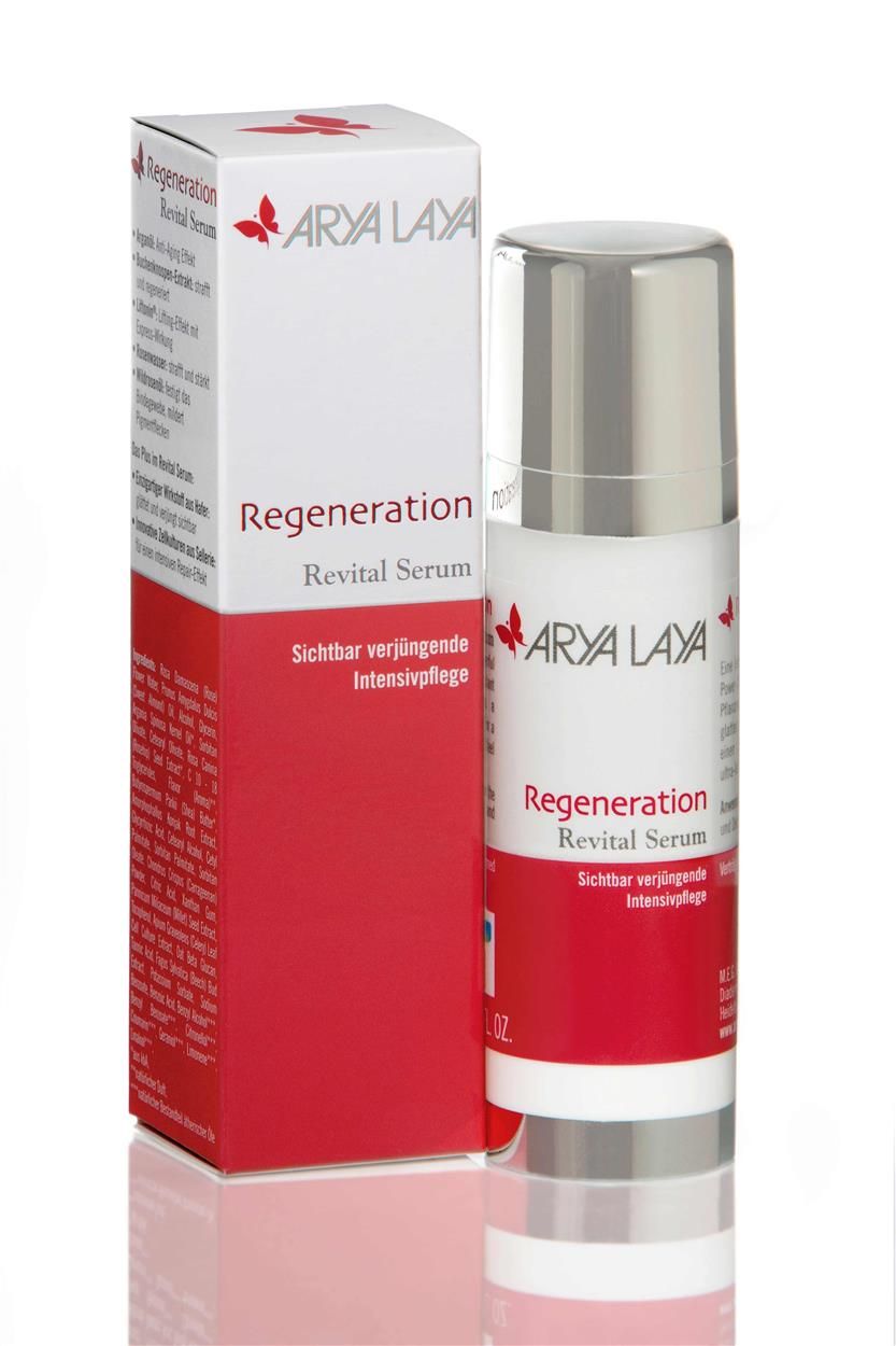 Eine Flasche und eine Schachtel mit dem Produkt Arya Laya Regeneration Revital Serum. Die Flasche hat einen silbernen Deckel und weiße Beschriftung.
