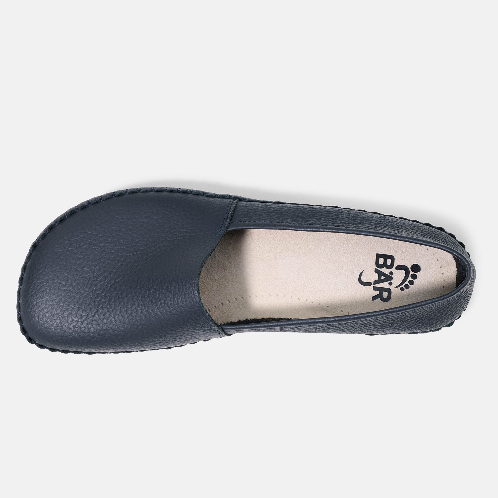 Blauer Slipper, Draufsicht. Braune Sohle, Innensohle mit Logo. BÄR-Logo sichtbar.