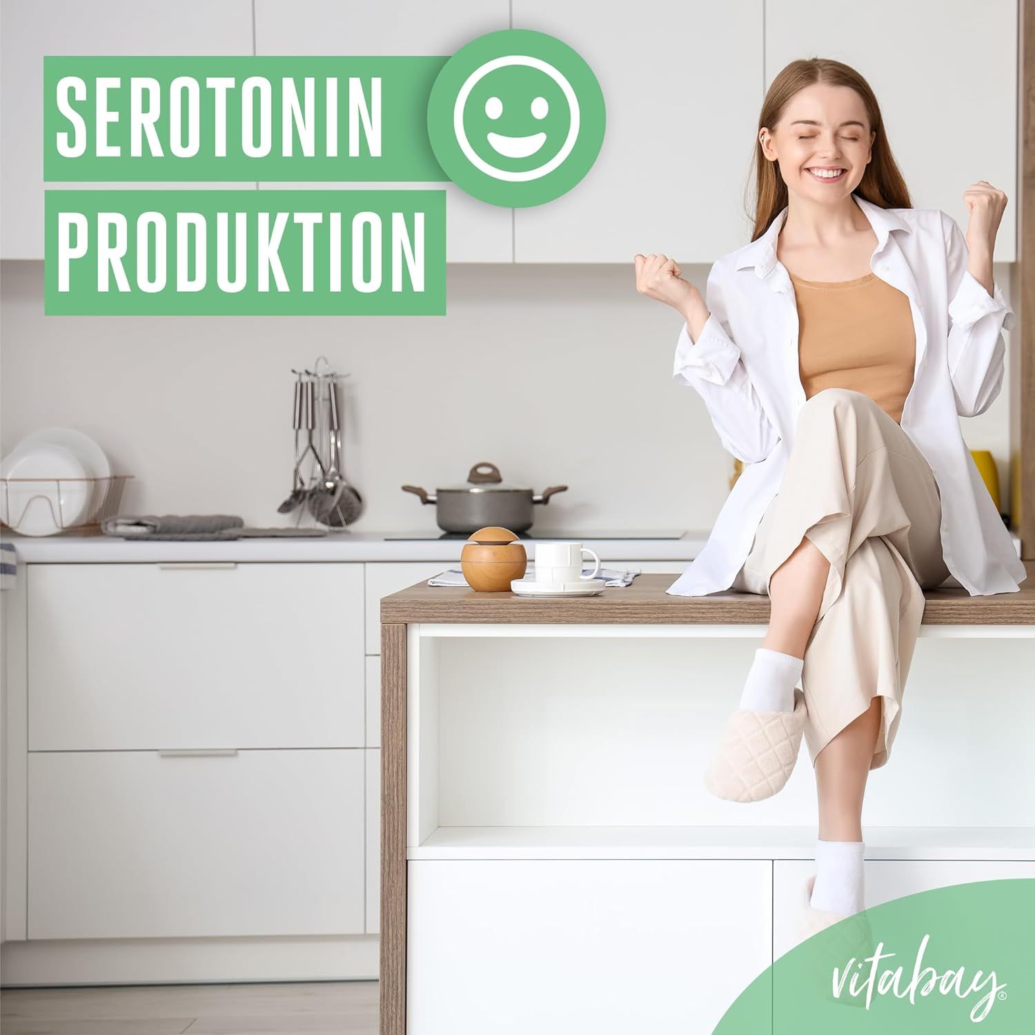Frau sitzt auf Küchentisch. Text: Serotonin Produktion. Logo: Vitabay.
