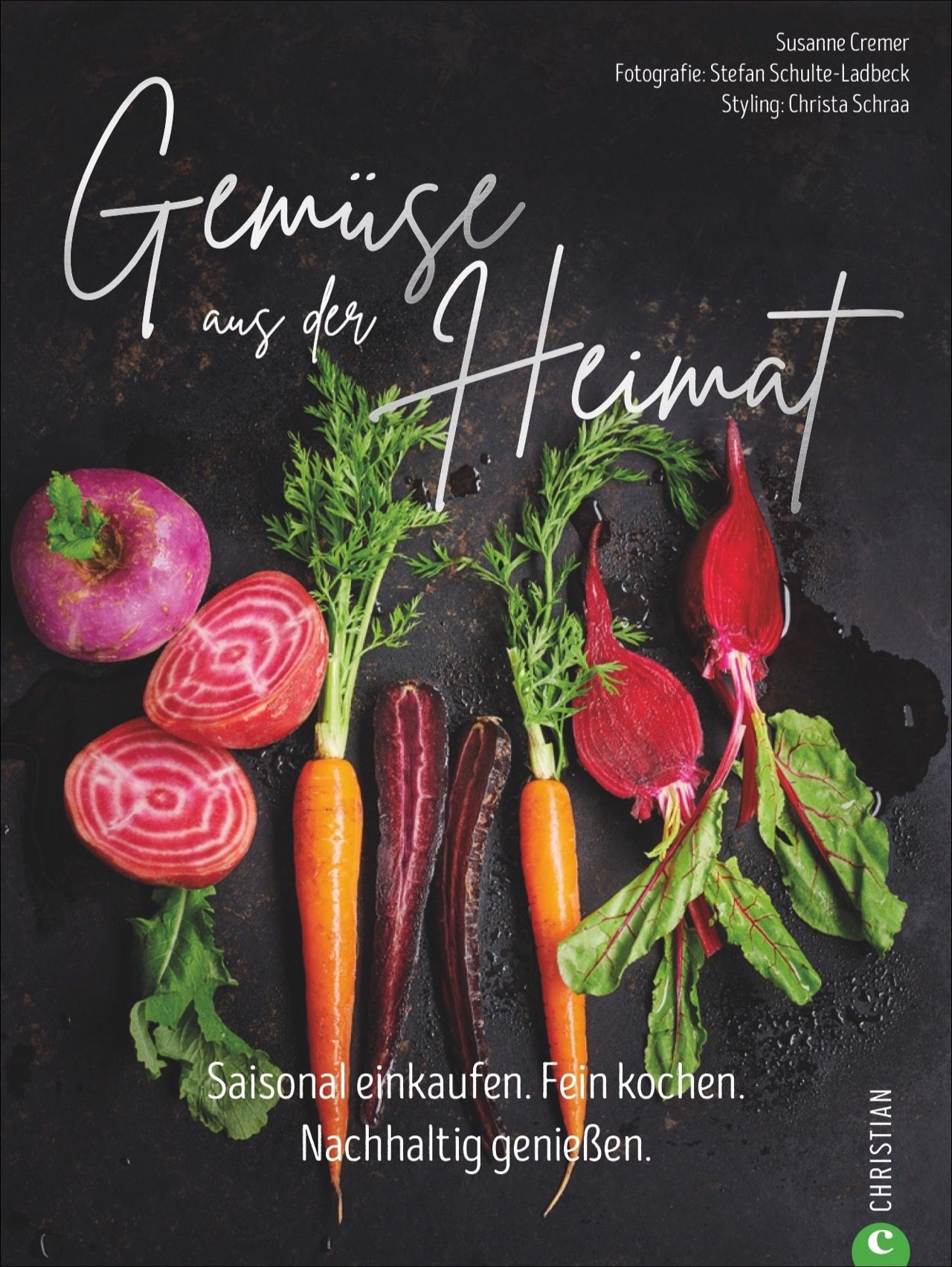 Buchcover mit Gemüse. Titel: Gemüse aus der Heimat. Gezeigt werden Karotten, Rüben und rote Bete. Text: Saisonal einkaufen. Fein kochen. Nachhaltig genießen.