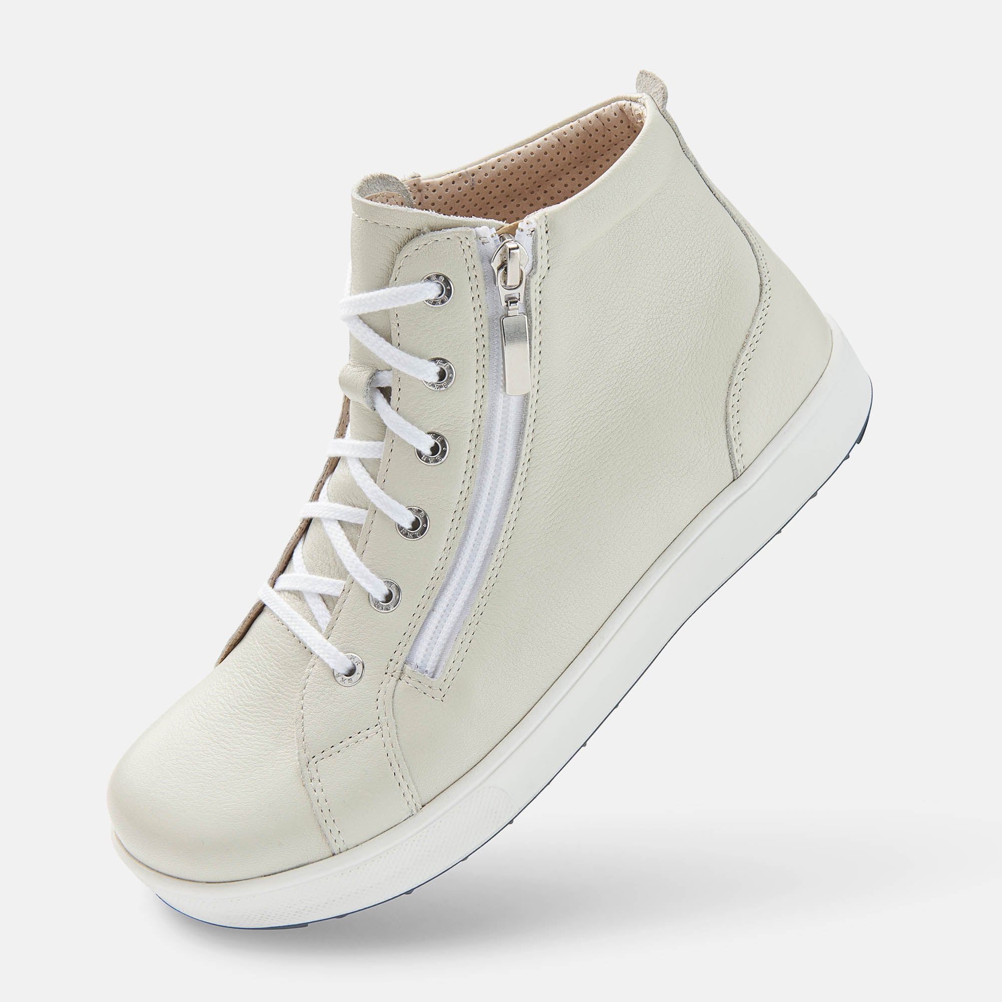 Hellbeige Stiefelette mit Schnürsenkeln und Reißverschluss. Weiße Sohle. Schuh leicht angehoben.