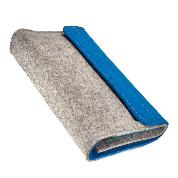 Geschlossenes graues Filzetui mit blauem Verschluss. Blaue Naht. Rechteckige Form.