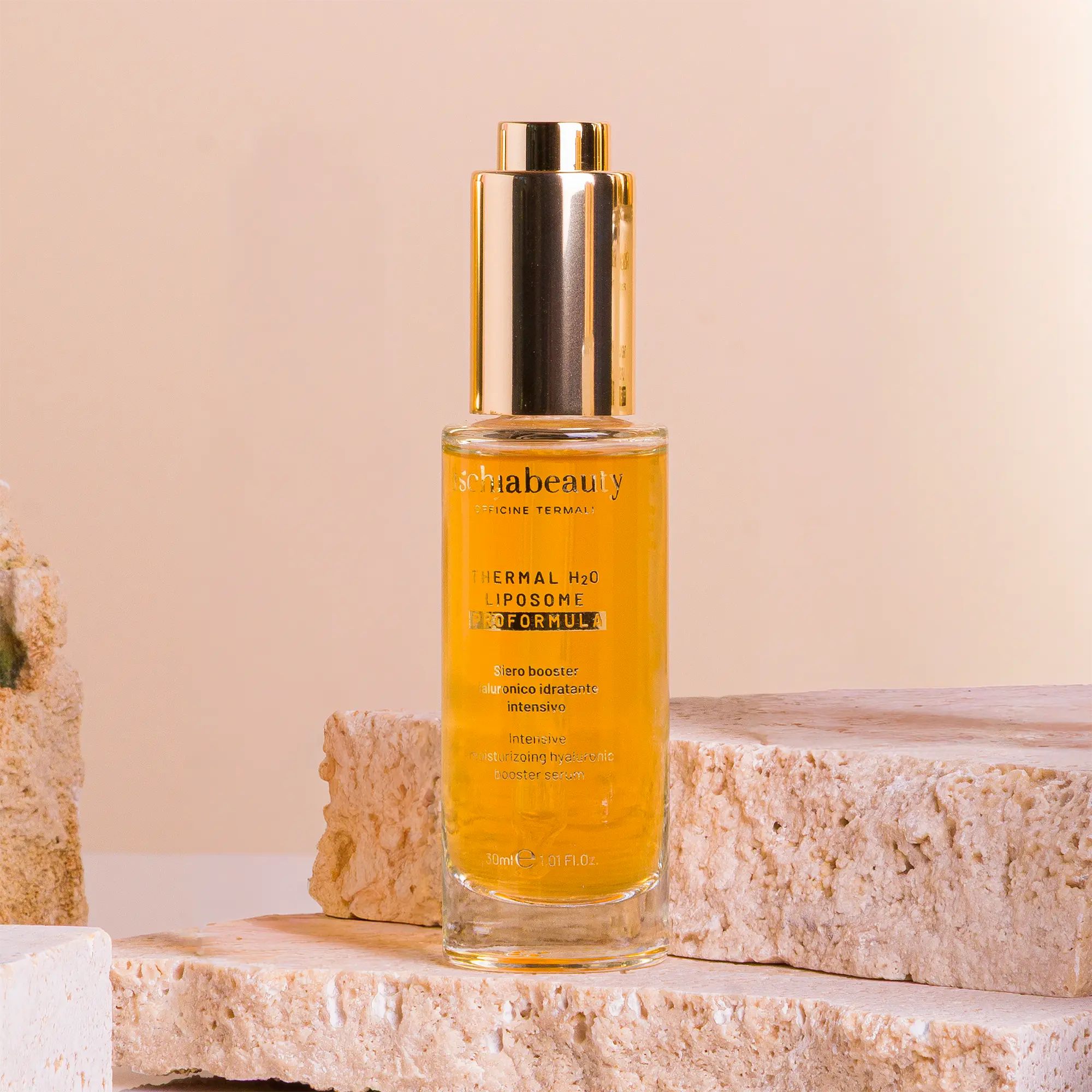 Glasflasche mit goldfarbenem Deckel. Aufschrift: ischiabeauty, Thermal H2O Liposome Proformula, Siero booster ialuronico idratante intensivo.