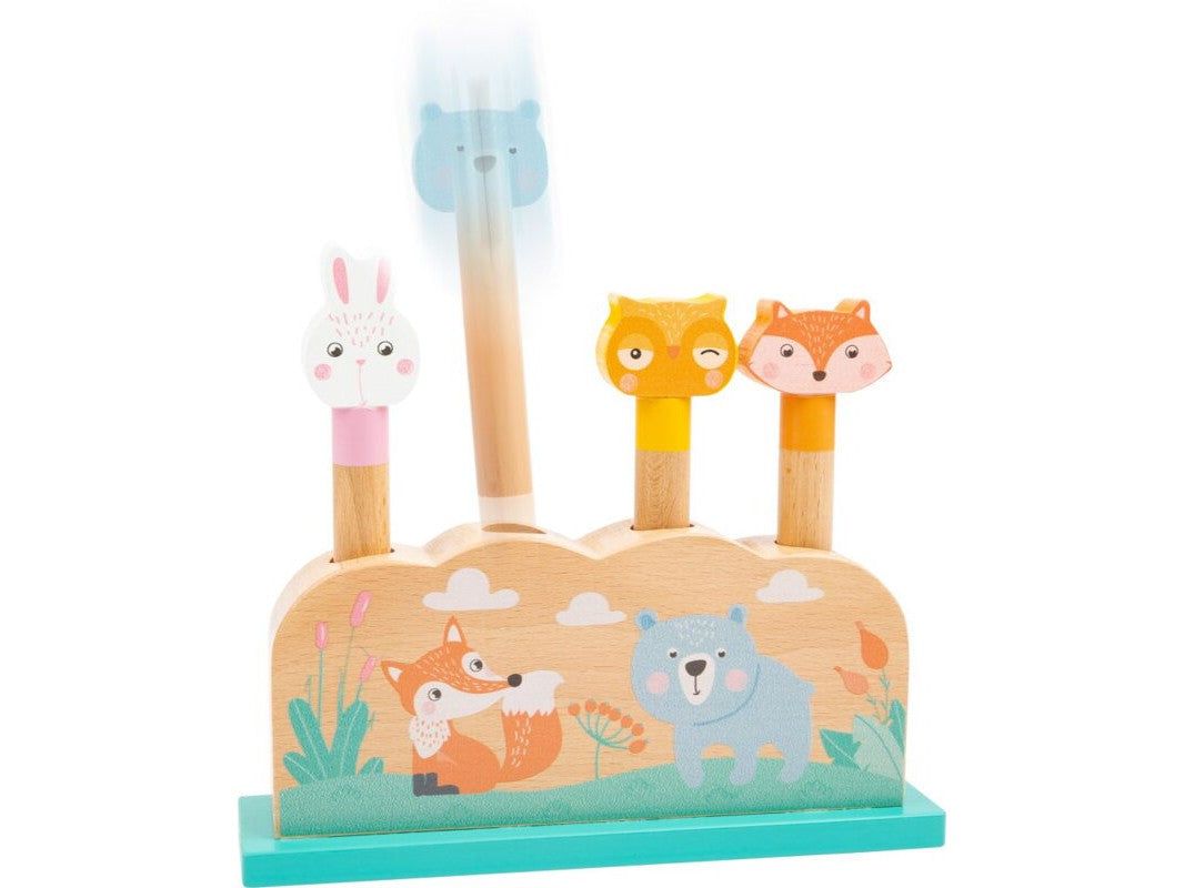 Holzspielzeug mit Tierfiguren. Ein Bär wird nach oben gedrückt. Hase, Eule und Fuchs sind sichtbar.