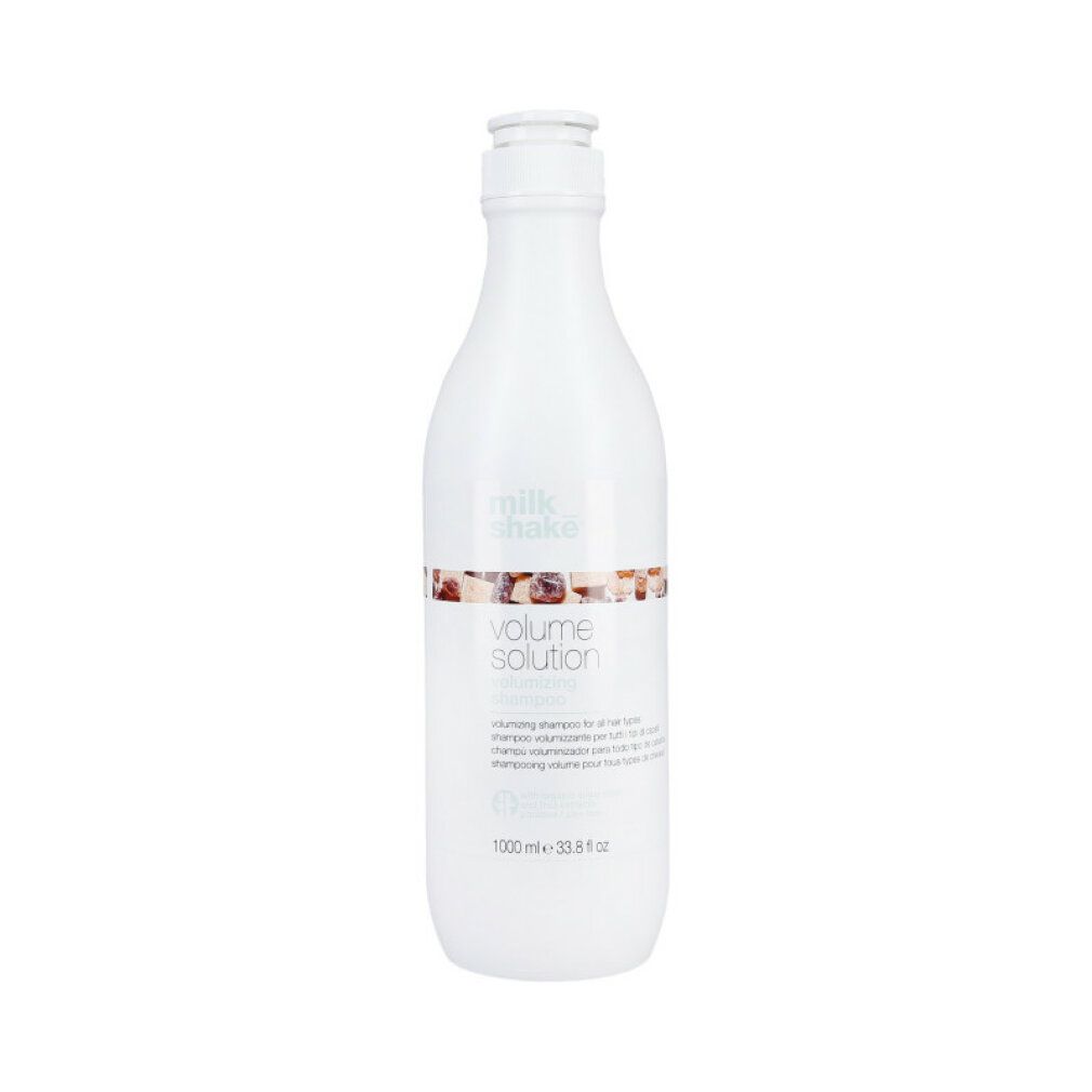 Weiße Flasche Milk_Shake Volume Solution Shampoo. Mit Pumpe und Etikett. Volumen-Shampoo für alle Haartypen.