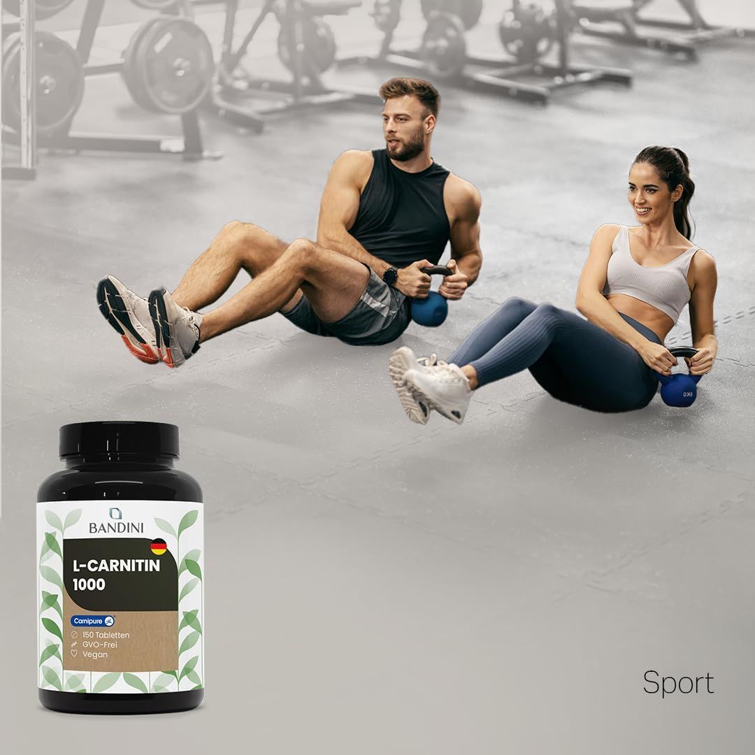 Schwarze Flasche Bandini L-Carnitin 1000 Tabletten. Mann und Frau trainieren mit Kettlebells. Hintergrund: Fitnessstudio.