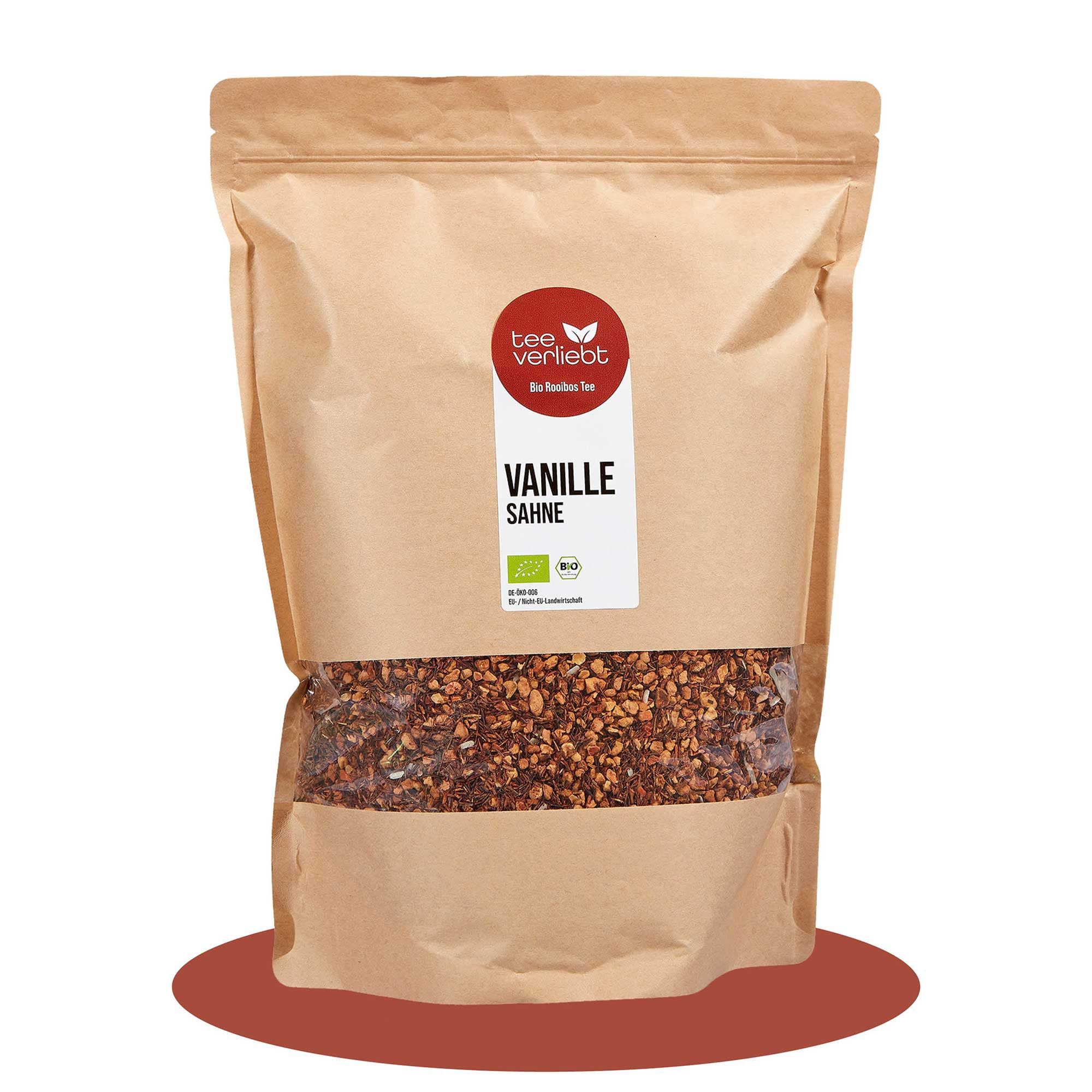 Beutel mit Vanille Sahne Bio Rooibostee. Sichtfenster, braune Verpackung, rotes Logo mit Schriftzug.