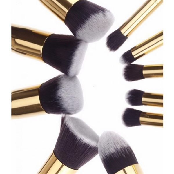 Nahaufnahme von Make-up Pinseln. Schwarze Griffe, goldfarbene Zwingen und Pinselköpfe in verschiedenen Formen.