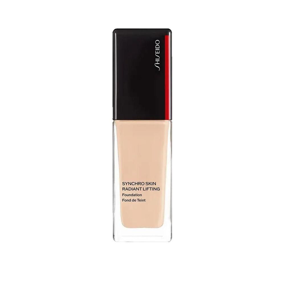 Foundation-Flakon mit schwarzem Deckel. Text: SHISEIDO, SYNCHRO SKIN RADIANT LIFTING Foundation.