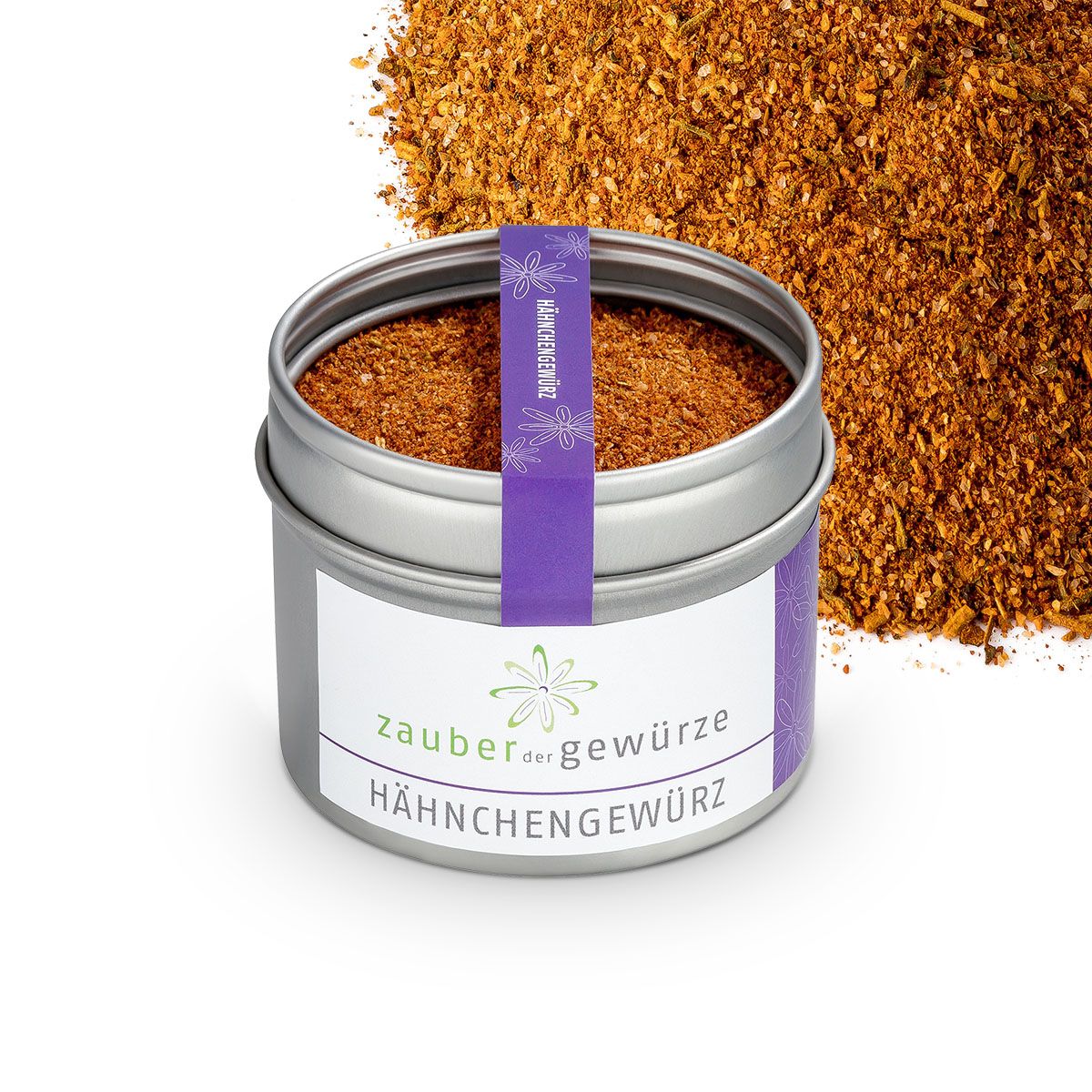 Geöffnete Dose Hähnchengewürz. Silberfarbenes Metall, weißes Etikett mit Produktnamen und Logo. Lila Band mit Produktnamen, Gewürz daneben.