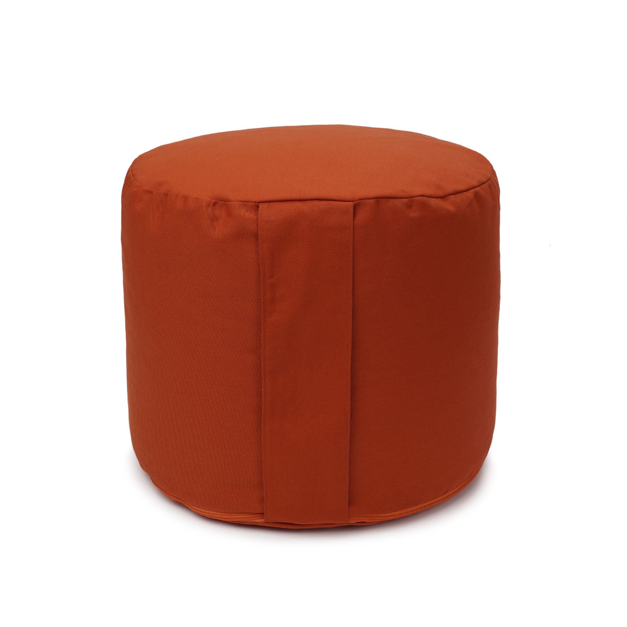 Runder, orangeroter Meditationshocker mit Ziernaht an der Seite.