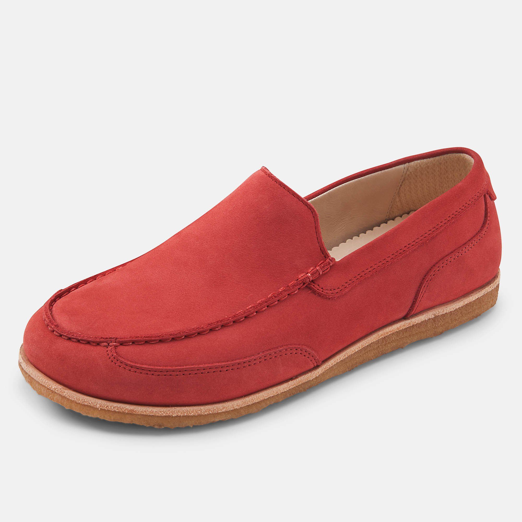 Roter Slipper. Schuh von vorne. Runde Zehenpartie, helle Sohle, sichtbare Nähte.