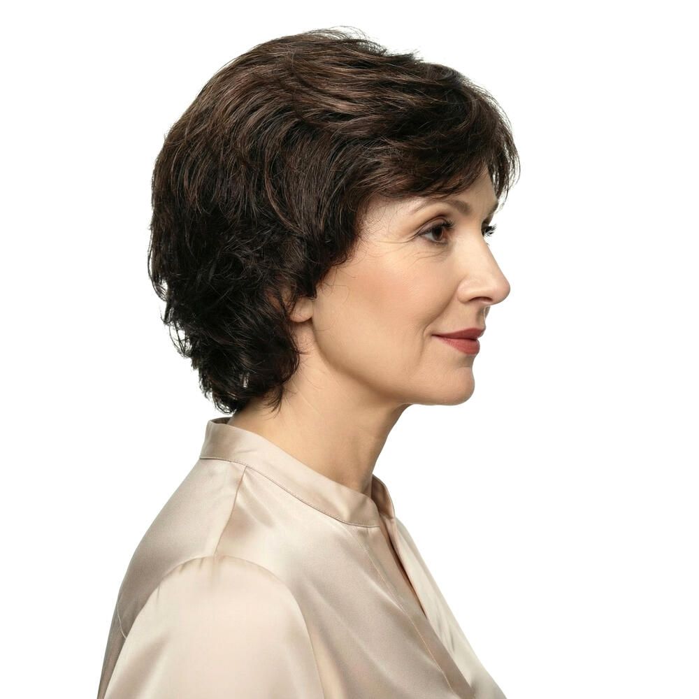 Kurzhaarperücke in Braun. Die Frau trägt ein beiges Oberteil. Seitenansicht.