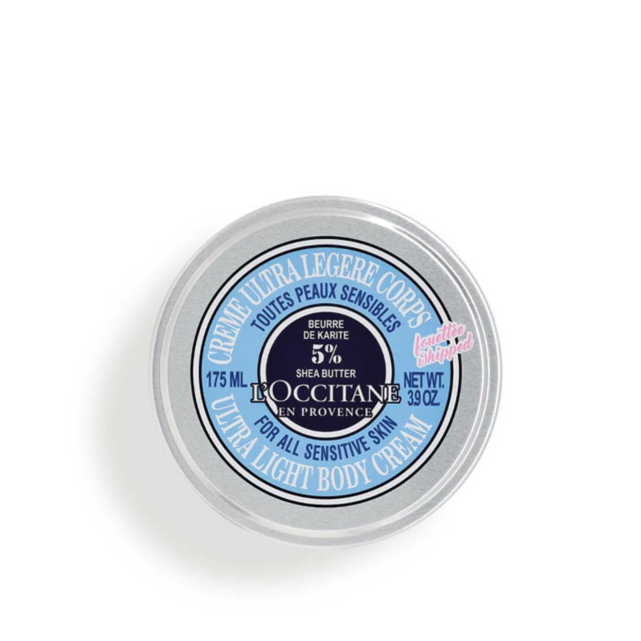 Dose mit blauem Deckel, Aufschrift: Crème Ultra Légère Corps, L'Occitane, 175 ml, 3.9 oz. 5% Shea Butter. Für empfindliche Haut.