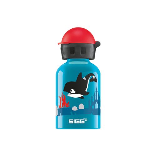 Hellblaue SIGG Trinkflasche mit Orca-Familien-Motiv. Roter Deckel, schwarzer Verschluss. SIGG-Logo unten.