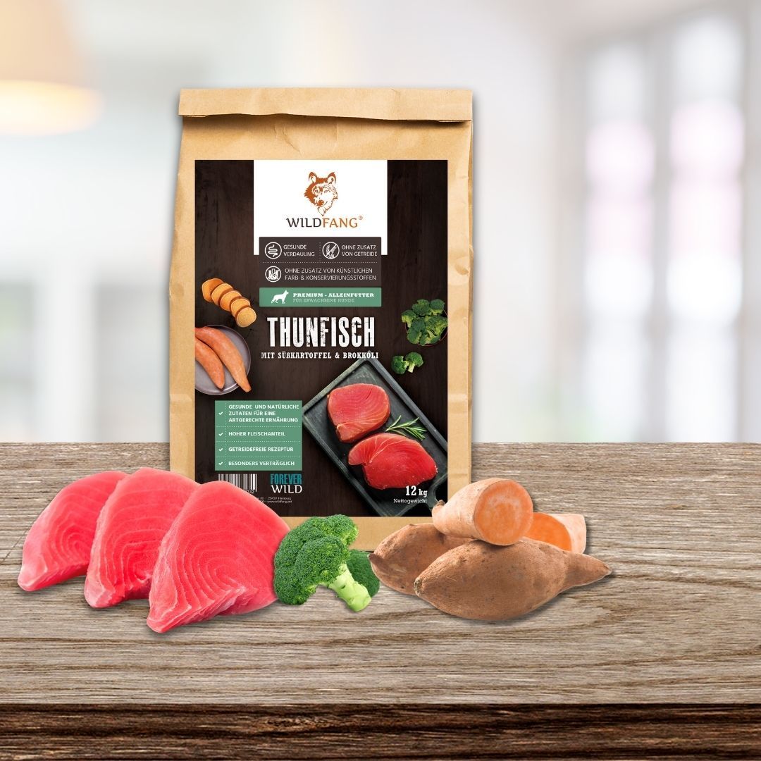 Tütenfutter mit Thunfisch, Gemüse und Wildfang-Logo. Thunfischstücke, Brokkoli und Süßkartoffeln daneben.