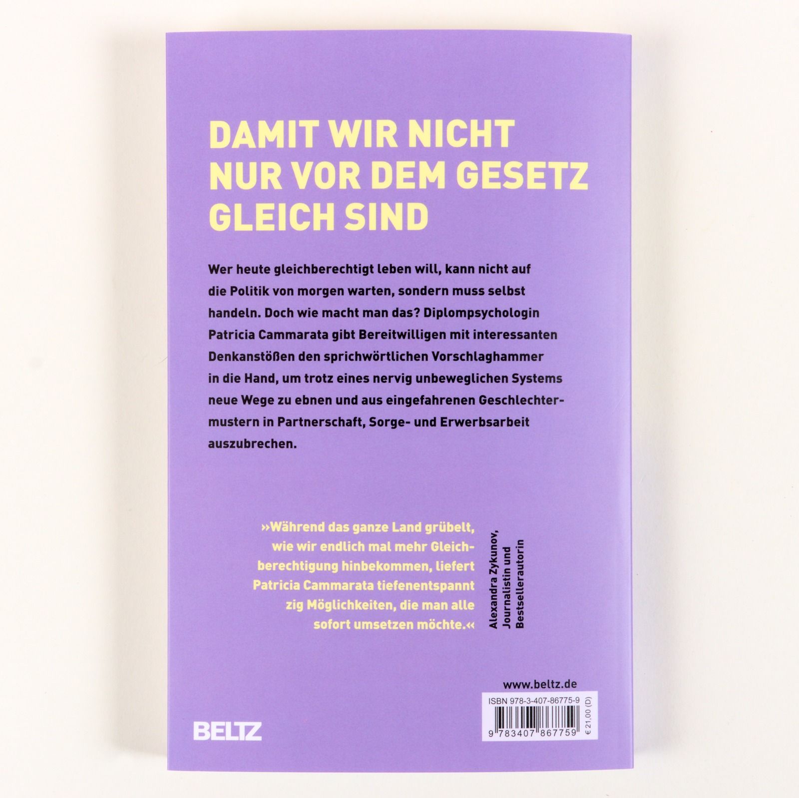 Buchrückseite mit Text. Titel: Damit wir nicht nur vor dem Gesetz gleich sind. Verlag Beltz. ISBN-Code.
