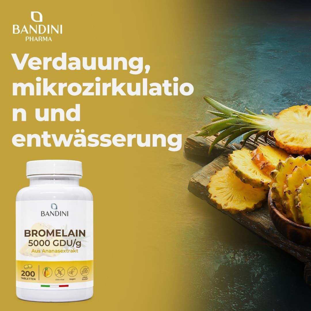 Weiße Flasche mit Bandini Bromelain Tabletten. Aufschrift: Bromelain 5000 GDU/g. Ananasstücke neben der Flasche.