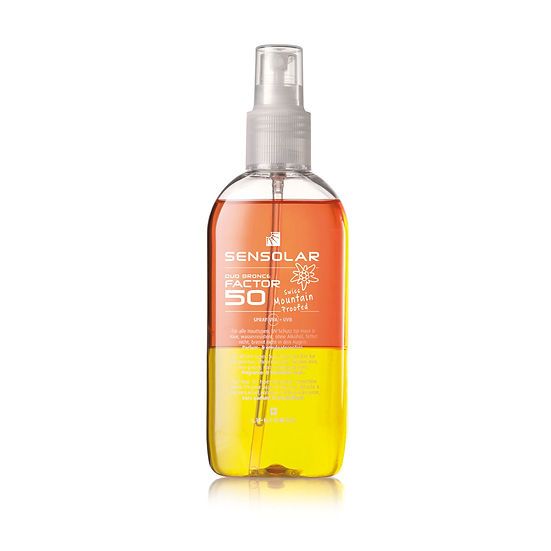 Sprühflasche mit Sonnencreme. Zweifarbige Flüssigkeit, orange und gelb. Aufschrift: Sensolar Duo Bronce LSF 50.