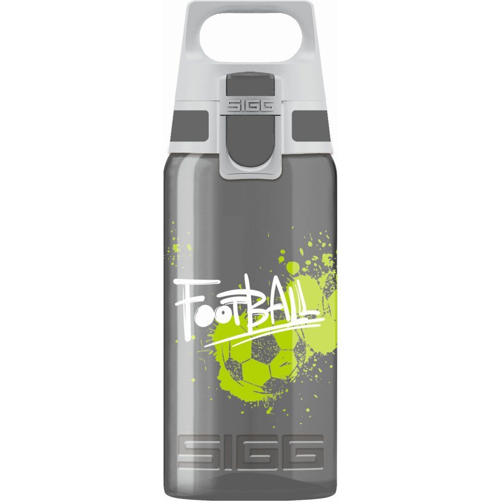 Graue Trinkflasche mit weißem Deckel und Griff. Aufdruck "Football" mit Fußball-Grafik. Marke SIGG.