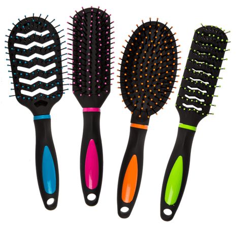 Quatre brosses à cheveux avec des manches noirs et des accents colorés. Différentes couleurs et formes de picots.