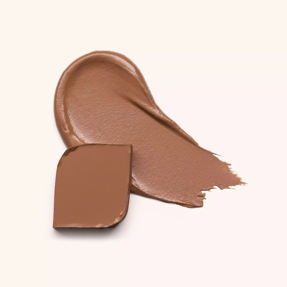 Ein brauner Make-up-Fleck und ein quadratischer Tupfer auf hellem Hintergrund.