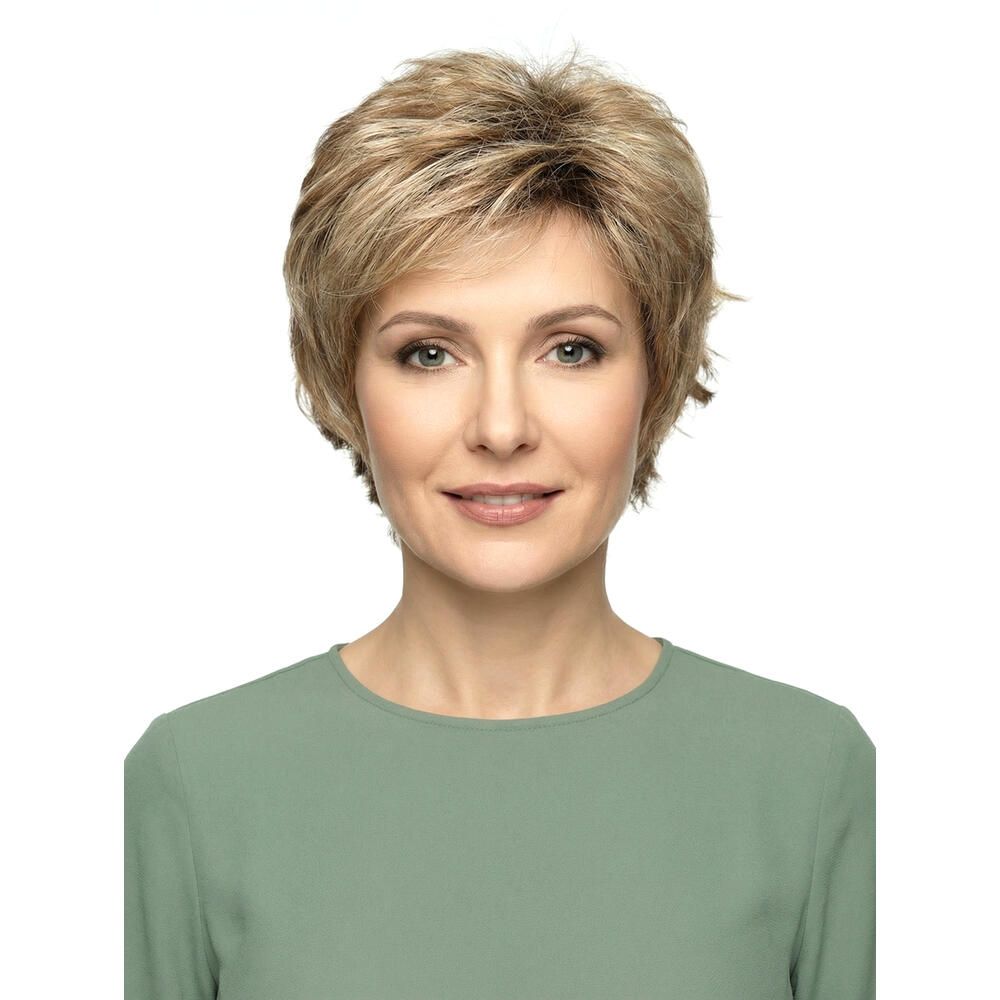 Kurzhaarperücke mit blonden Strähnen. Frau mit grünem Oberteil. Frontansicht.