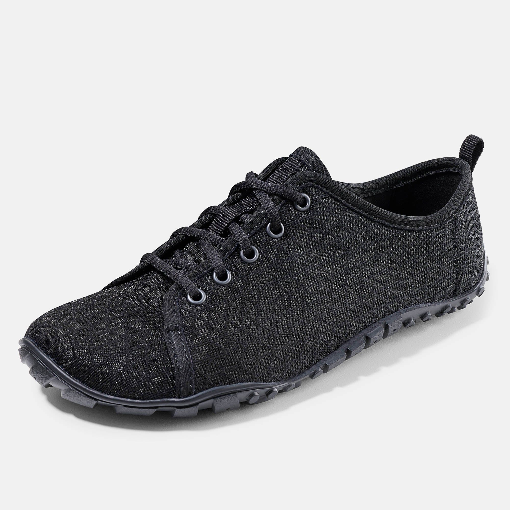 Schwarzer Schnürschuh mit breiter Passform. Obermaterial mit geometrischem Muster. Gummisohle. Schnürsenkel. Einzelner Schuh.