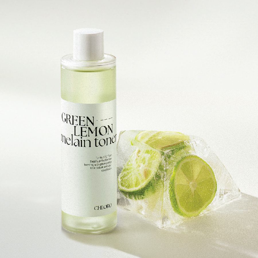 Flasche neben Eisblock mit Limettenscheiben. Aufschrift: GREEN LEMON melain toner. Flasche grün. Marke: CHLORO.
