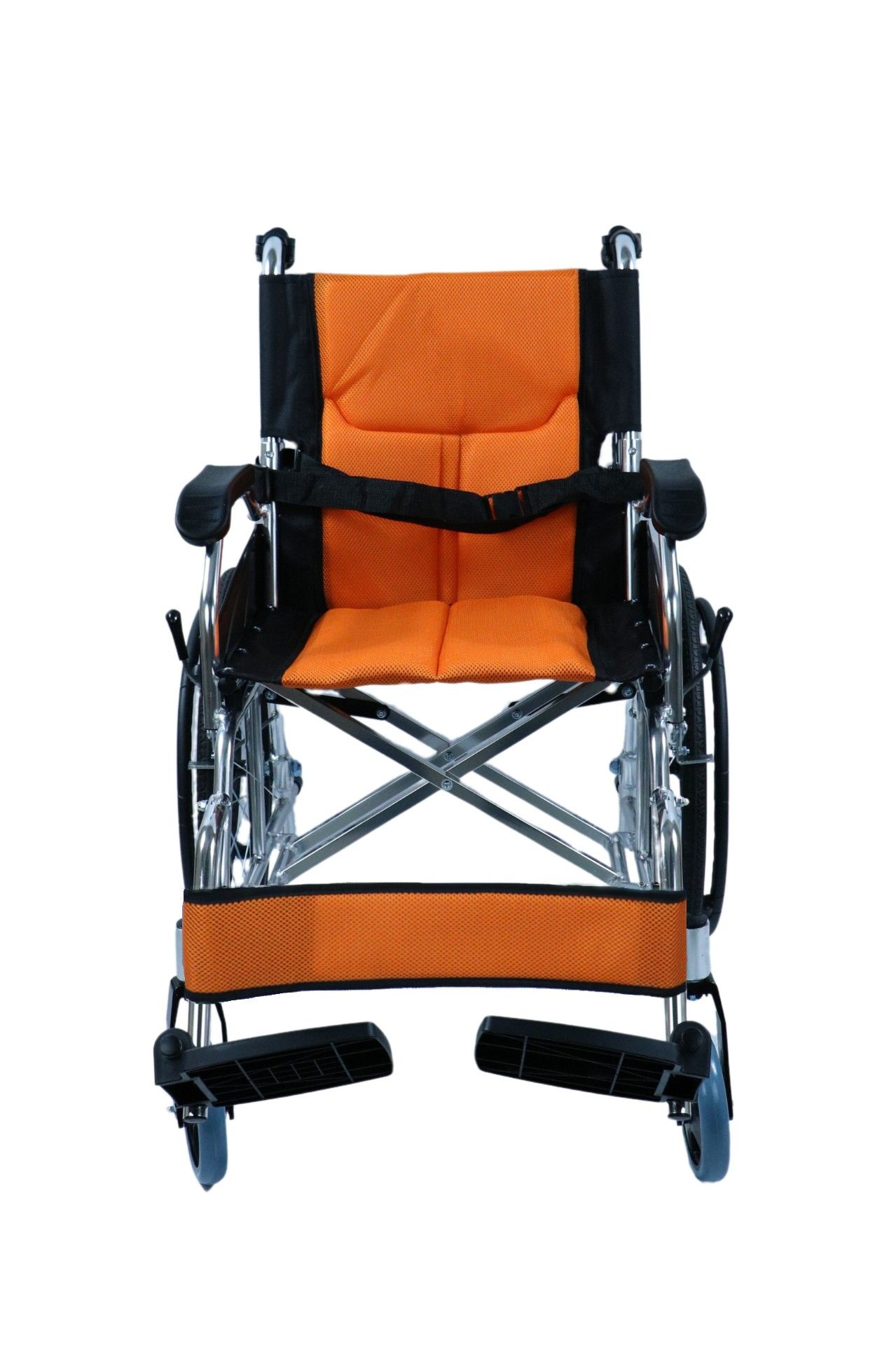 Rollstuhl mit orangefarbener Sitzfläche und Rückenlehne, schwarzem Rahmen und Rädern. Frontansicht.