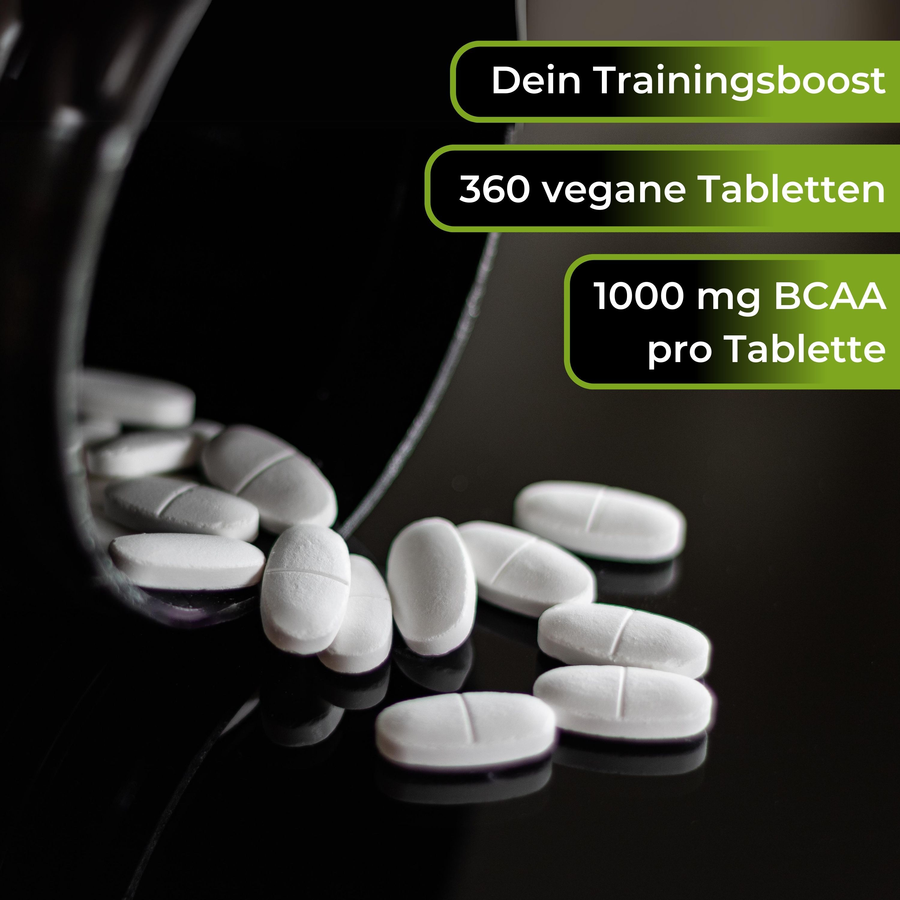 Weiße Tabletten liegen verstreut. Text: Dein Trainingsboost, 360 vegane Tabletten, 1000 mg BCAA pro Tablette. Schwarzer Hintergrund.