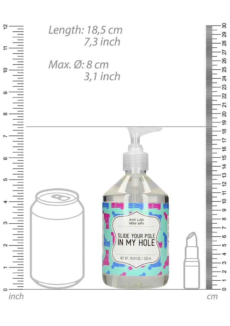 Flasche mit Pumpe, Aufschrift 'SLIDE YOUR POLE IN MY HOLE'. Maße: 18,5 cm hoch, Ø 8 cm. Neben einer Dose und einem Lippenstift.
